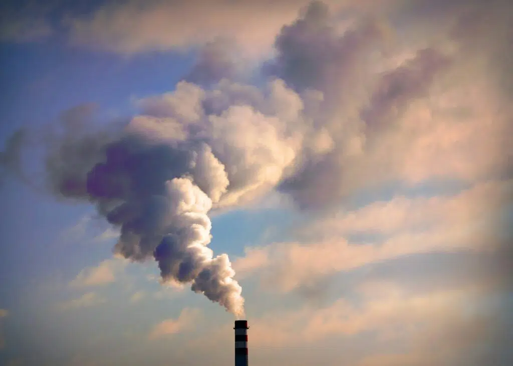 Emissions de vapeur et de CO2 par une usine, une pollution réduite par la décarbonation de l'industrie lourde.